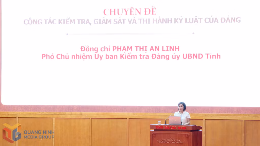 Lãnh đạo Ủy ban Kiểm tra Đảng ủy UBND tỉnh trình bày nội dung tập huấn về công tác kiểm tra, giám sát và thi hành kỷ luật của Đảng