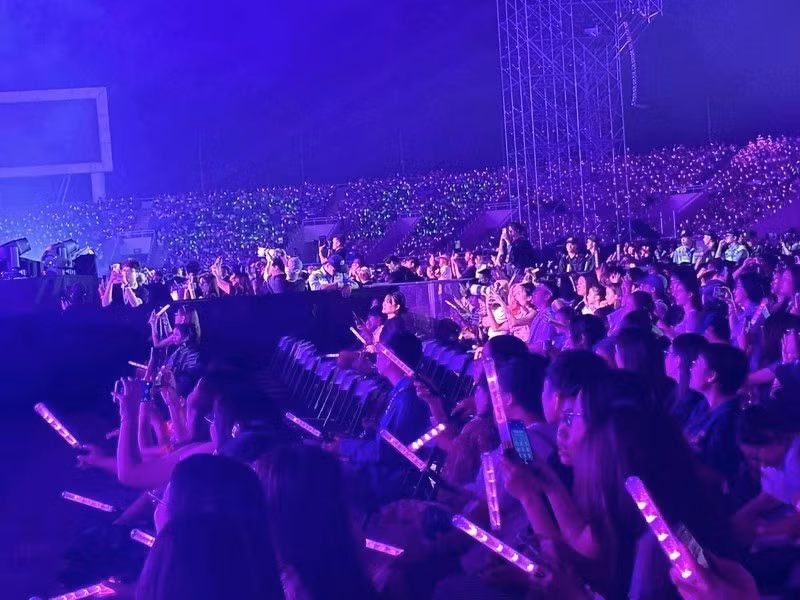 Nhiều hàng ghế thuộc khu VIP, SVIP còn trống. Ảnh: Nguyễn Đạt