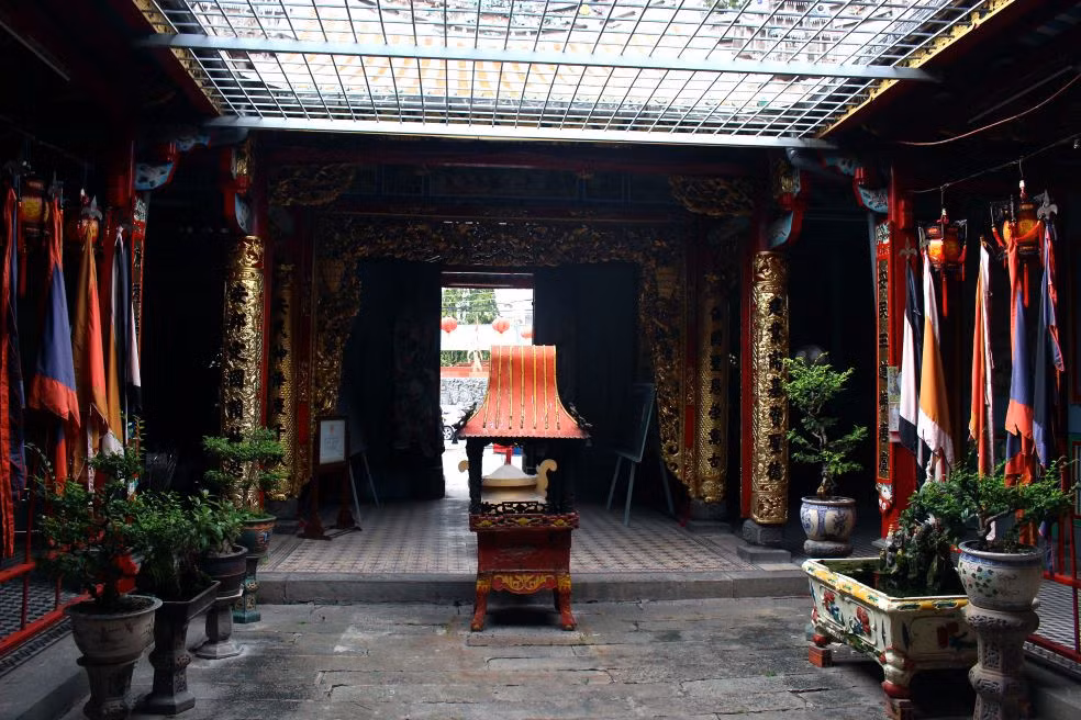Giếng trời giúp thu ánh sáng và thông gió cho ngôi thờ. Ảnh: Thanh Mai