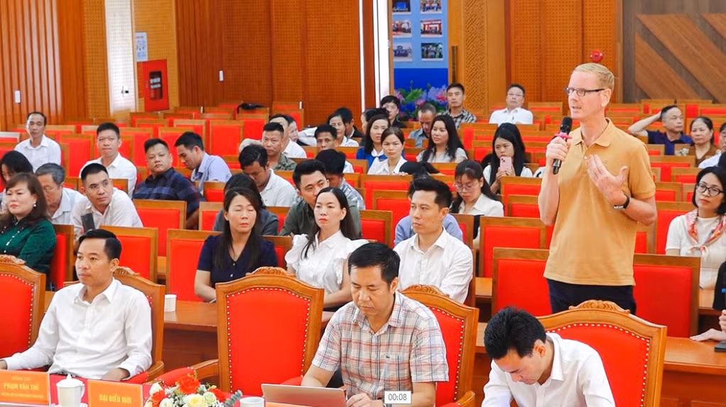 Đại biểu doanh nghiệp phát biểu tại hội nghị gặp mặt.