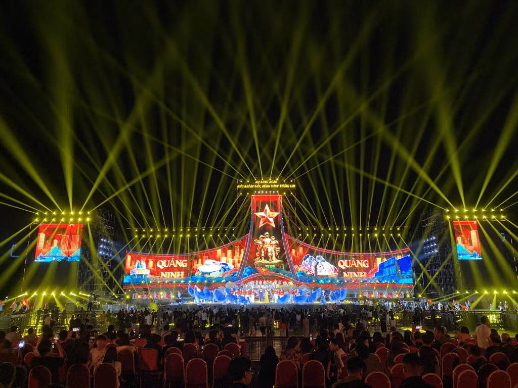 Hiệu ứng ánh sáng, âm thanh hoành tráng của chương trình mang đến trải nghiệm đáng nhớ cho du khách.