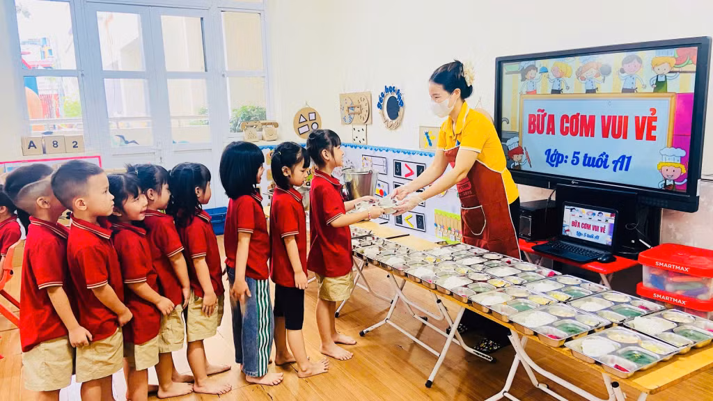 Bữa trưa của các bé lớp 5 tuổi A1, Trường Mầm non Hồng Gai (phường Hồng Gai).