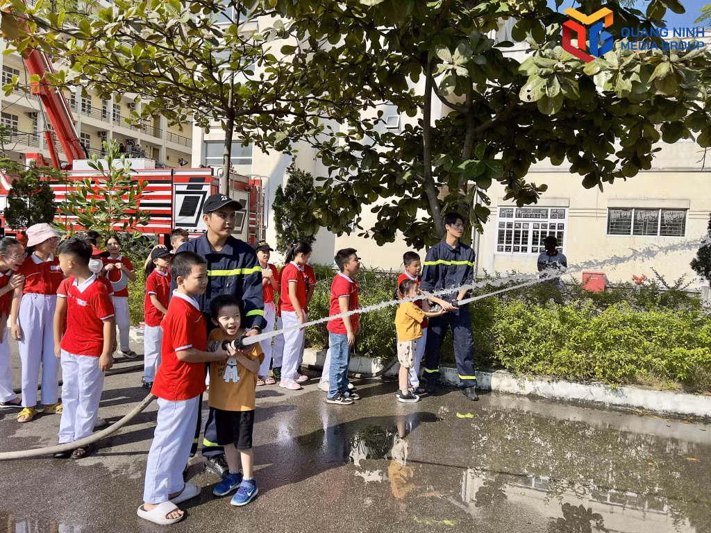 Các em học sinh được tham gia trải nghiệm kỹ năng dùng lăng, vòi chữa cháy.