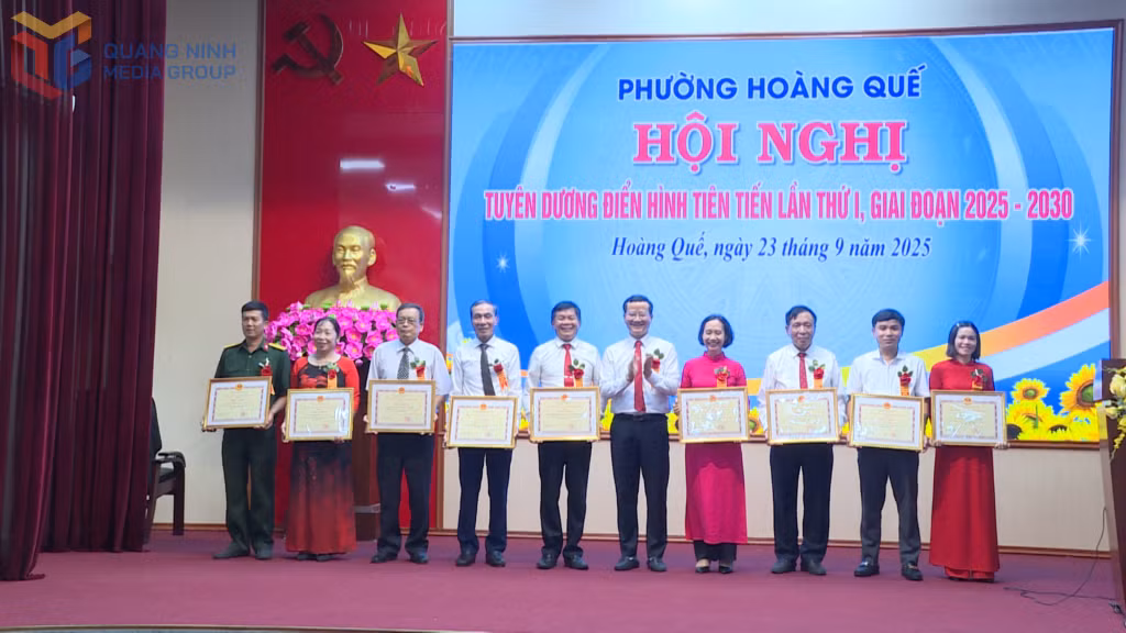 UBND phường Hoàng Quế biểu dương, khen thưởng 10 tập thể có thành tích xuất sắc trong phong trào thi đua yêu nước của phường giai đoạn 2020-2025.