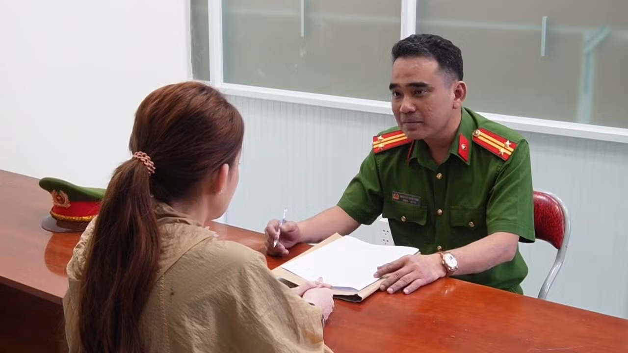 Ngân 98 khai để mẹ đứng tên công ty. Ảnh: Công an cung cấp