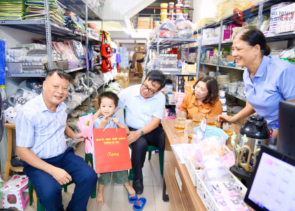 Nhân dịp này, lãnh đạo phường Hạ Long đã trao nhiều phần quà ý nghĩa cho các em thiếu niên, nhi đồng tiêu biểu có hoàn cảnh khó khăn.