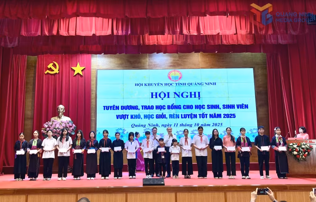 Lãnh đạo Hội Khuyến học tỉnh và trao học bổng cho các em học sinh.