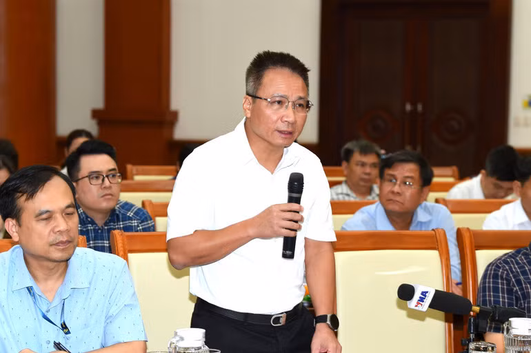 Ông Hà Duy Tùng - Phó Chủ tịch Ủy ban Chứng khoán Nhà nước trao đổi tại buổi họp báo.