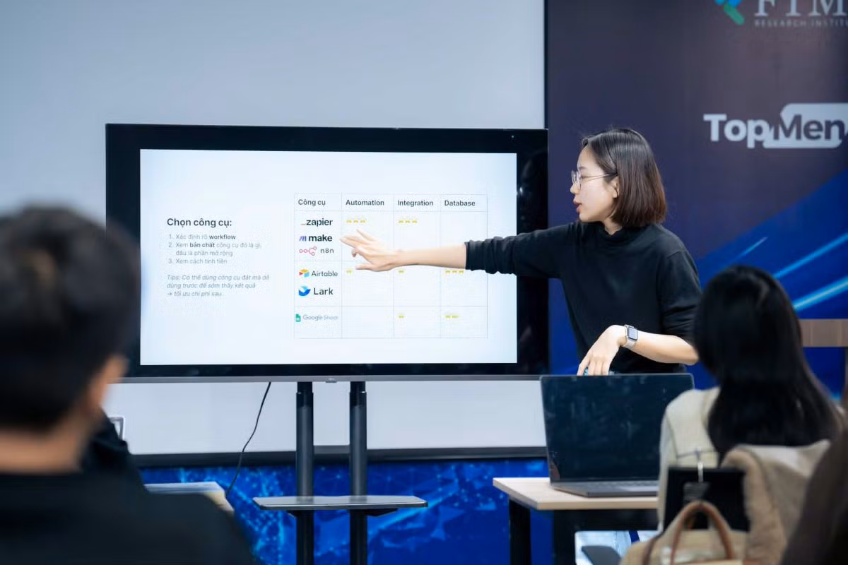 Mai Anh là người biến dữ liệu thành nhịp cầu kết nối người dân vùng lũ. Ảnh: Hà Vy