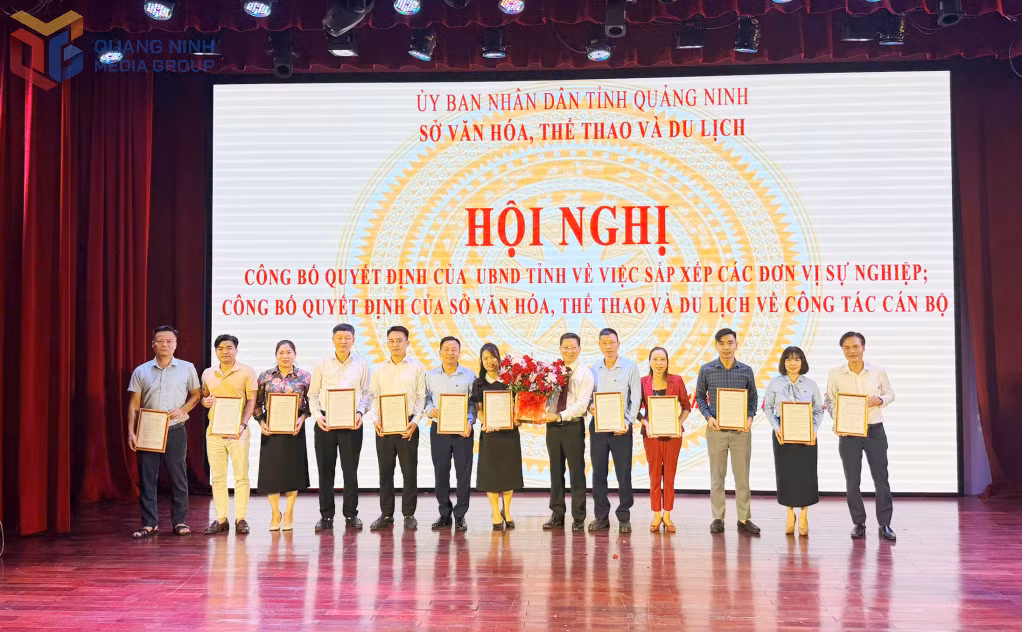 Lãnh đạo Sở Văn hoá, thể thao và du lịch trao quyết định và tặng hoa chúc mừng Phó Giám đốc các đơn vị sự nghiệp.