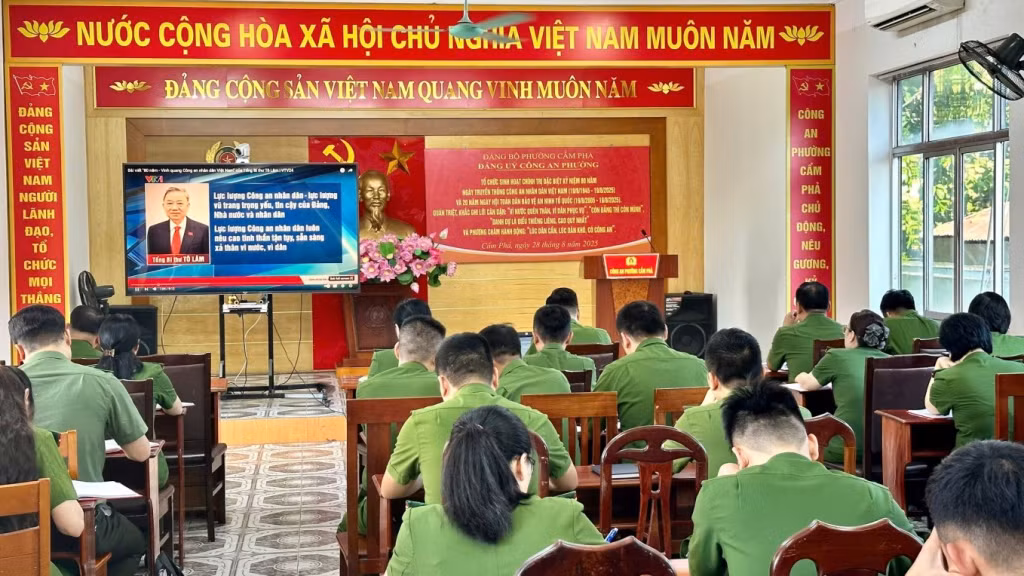 Cán bộ, đảng viên Công an phường Cẩm Phả xem phóng sự về lực lượng CAND.