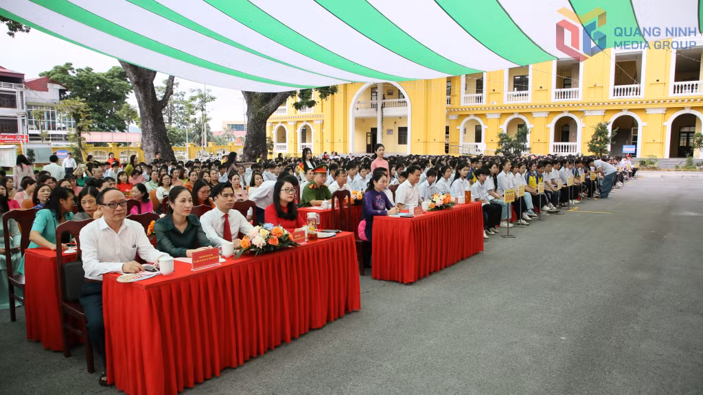 Quang cảnh lễ khai mạc Tuần lễ hưởng ứng học tập suốt đời năm 2025 tại Trường THPT Cẩm Phả.