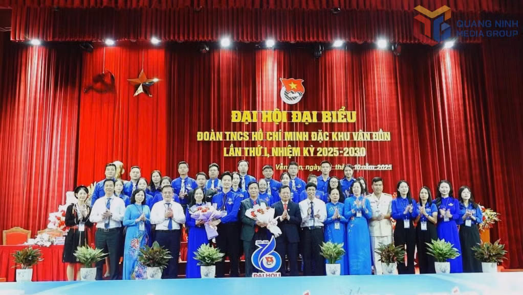 Các đồng chí lãnh đạo Đảng uỷ, HĐND, UBND, UB MTTQ đặc khu Vân Đồn và lãnh đạo Tỉnh Đoàn tặng hoa Ban Chấp hành mới.