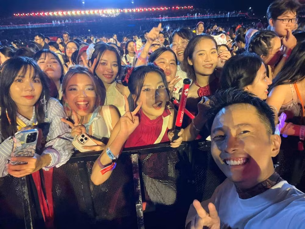 Người hâm mộ chụp ảnh cùng rapper Rhymastic tại concert Anh trai vượt ngàn chông gai. Ảnh: Ngân Hà