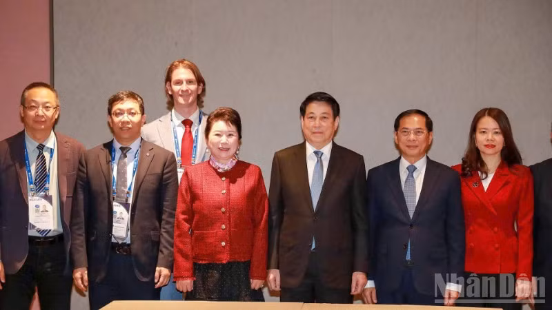 Chủ tịch nước Lương Cường chụp ảnh cùng đại diện Tập đoàn MEBO International.