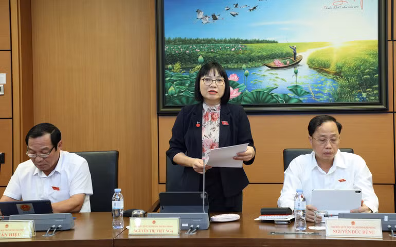 Đại biểu Nguyễn Thị Việt Nga phát biểu ý kiến trong phiên thảo luận tổ. (Ảnh: DUY LINH)