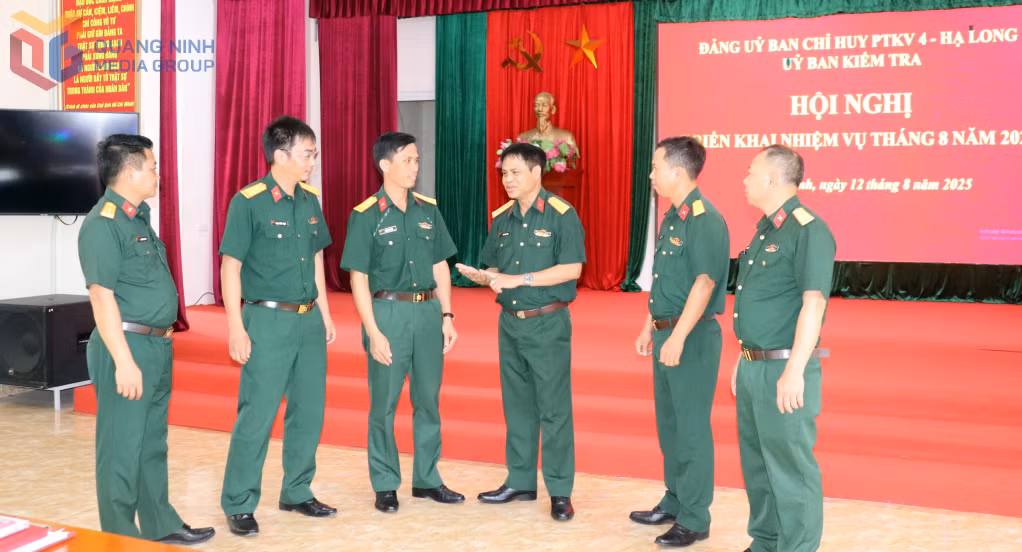 Chính ủy Ban Chỉ huy Phòng thủ khu vực 4 - Hạ Long (Bộ CHQS tỉnh) (thứ 3 phải sang) trao đổi với các cán bộ UBKT Đảng ủy về triển khai nhiệm vụ tháng 8/2025.