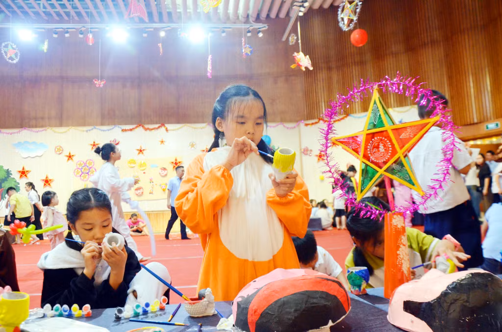 Trẻ em vui chơi, tham gia làm các món đồ chơi truyền thống trong chương trình Trung thu 
