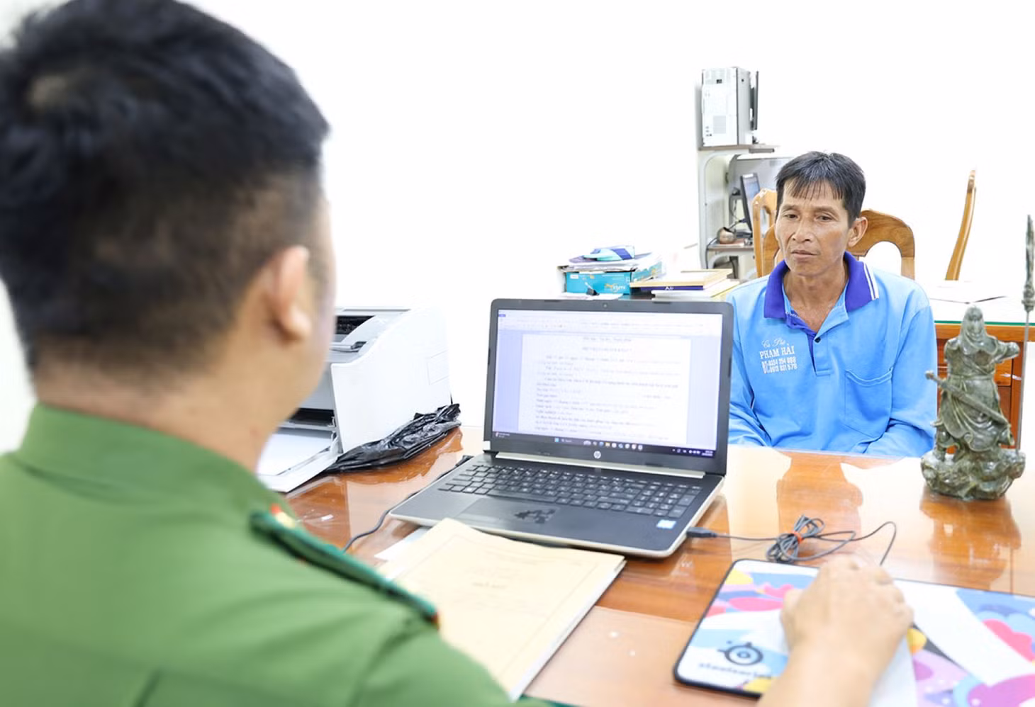 Đối tượng Phan Văn Liêm khai nhận tại cơ quan Công an. Ảnh: Vũ Tiến