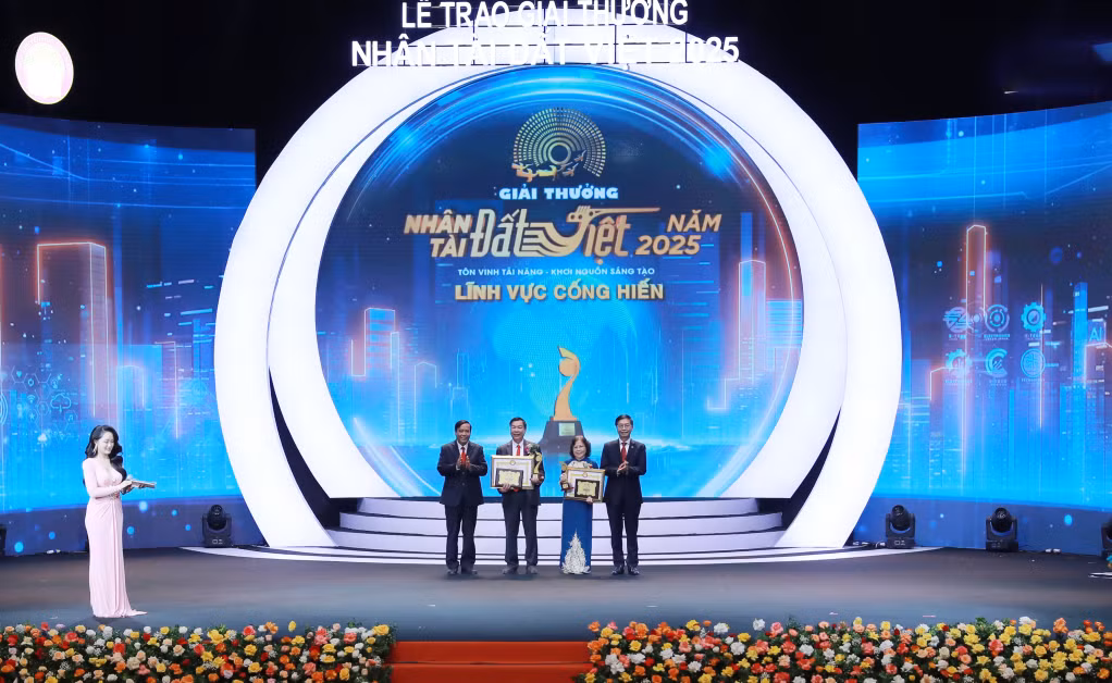 Ban Tổ chức trao giải Cống hiến cho Anh hùng Lao động Nguyễn Quang Mâu và 