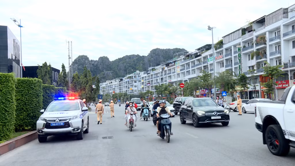 Phòng CSGT (Công an tỉnh) huy động tối đa lực lượng phương tiện, triển khai 20 tổ chốt cố định và lưu động phân luồng giao thông phục vụ Nhân dân, du khách tham gia Hạ Long Concert.
