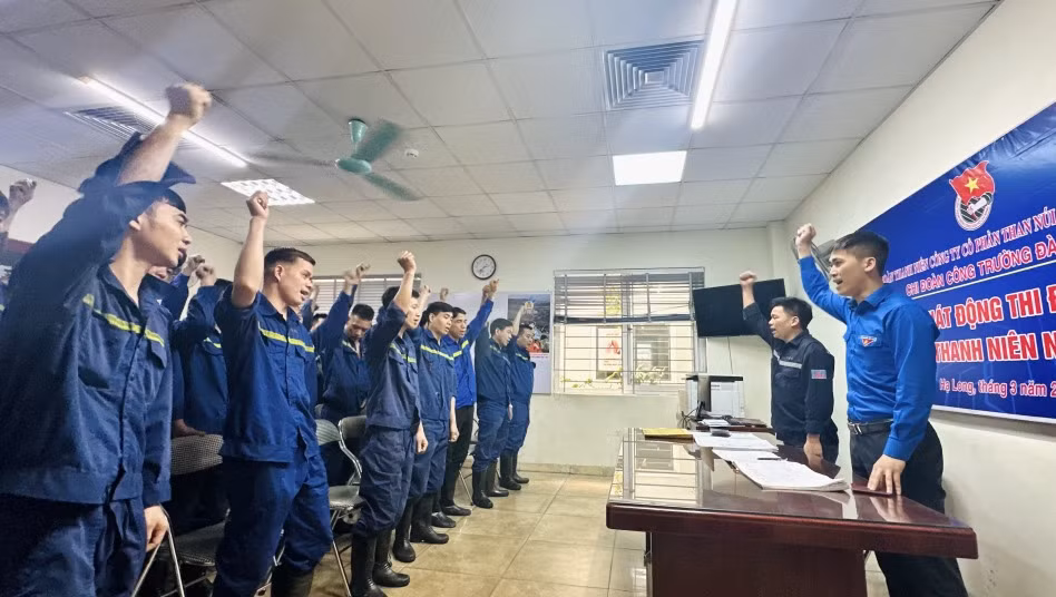 Bí thư Đoàn Thanh niên Công ty CP Than Núi Béo Nguyễn Ngọc Toàn (ngoài cùng, bên phải) phát động phong trào tuổi trẻ thi đua sản xuất an toàn.