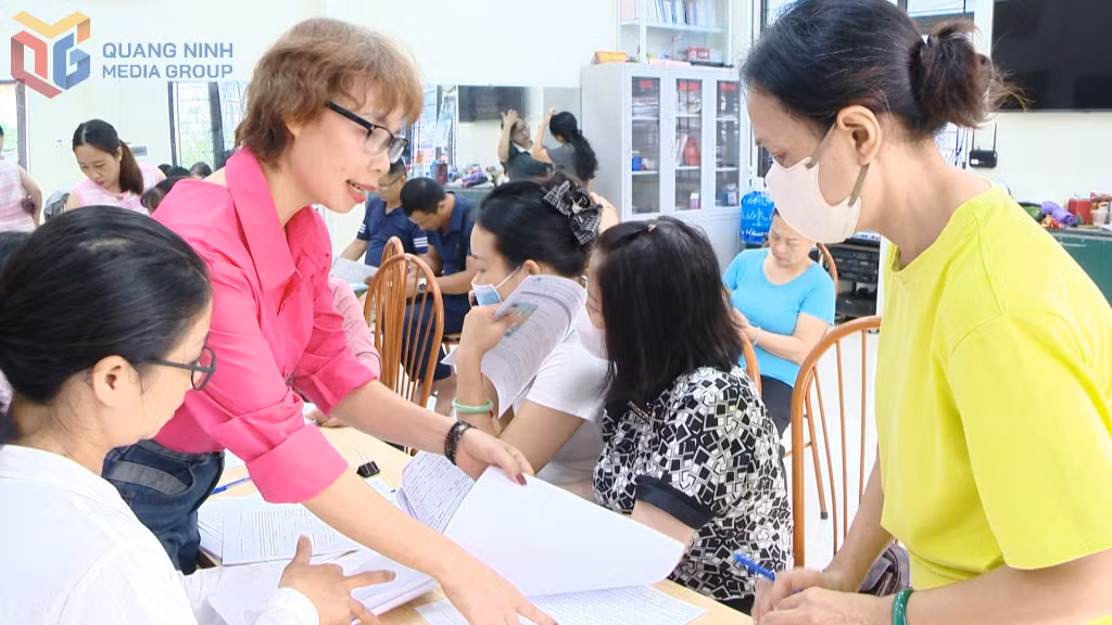 Chị Trịnh Thị Tươi, Chi hội trưởng Chi hội Phụ nữ khu Bạch Đằng 4 (phường Hồng Gai) tích cực hướng dẫn hội viên hội phụ nữ vay vốn phát triển kinh tế.
