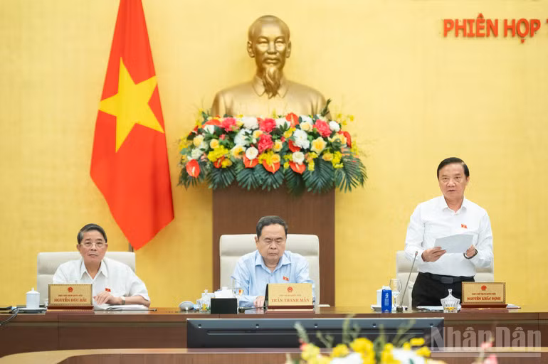Phó Chủ tịch Quốc hội Nguyễn Khắc Định điều hành phiên họp chiều 15/10. (Ảnh: DUY LINH)