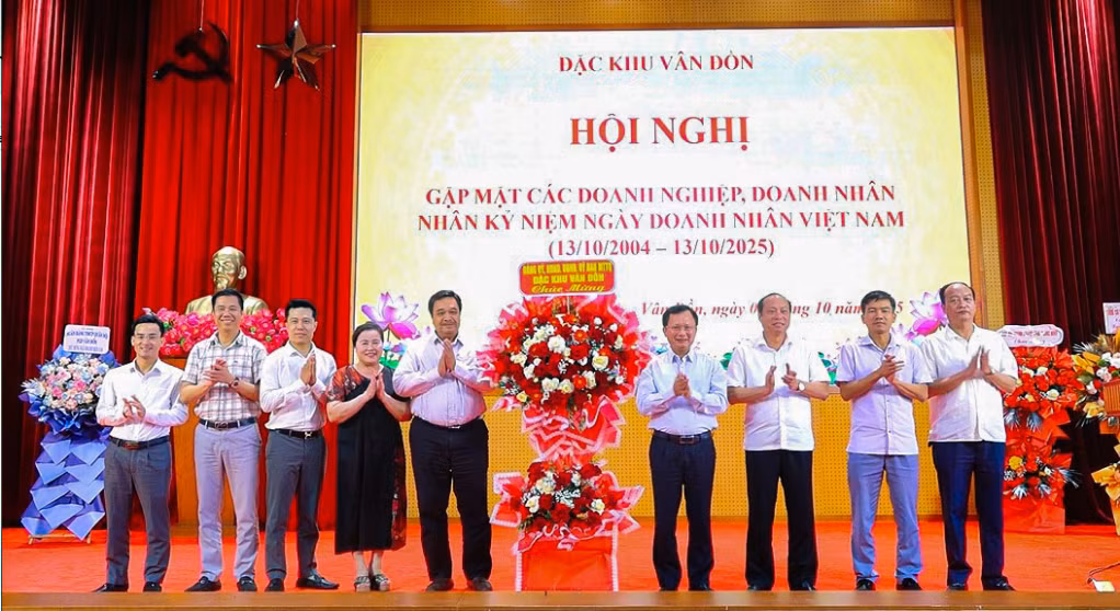 Lãnh đạo Đảng ủy, HĐND, UBND, UB MTTQ đặc khu Vân Đồn tặng hoa chúc mừng các doanh nghiệp, doanh nhân.