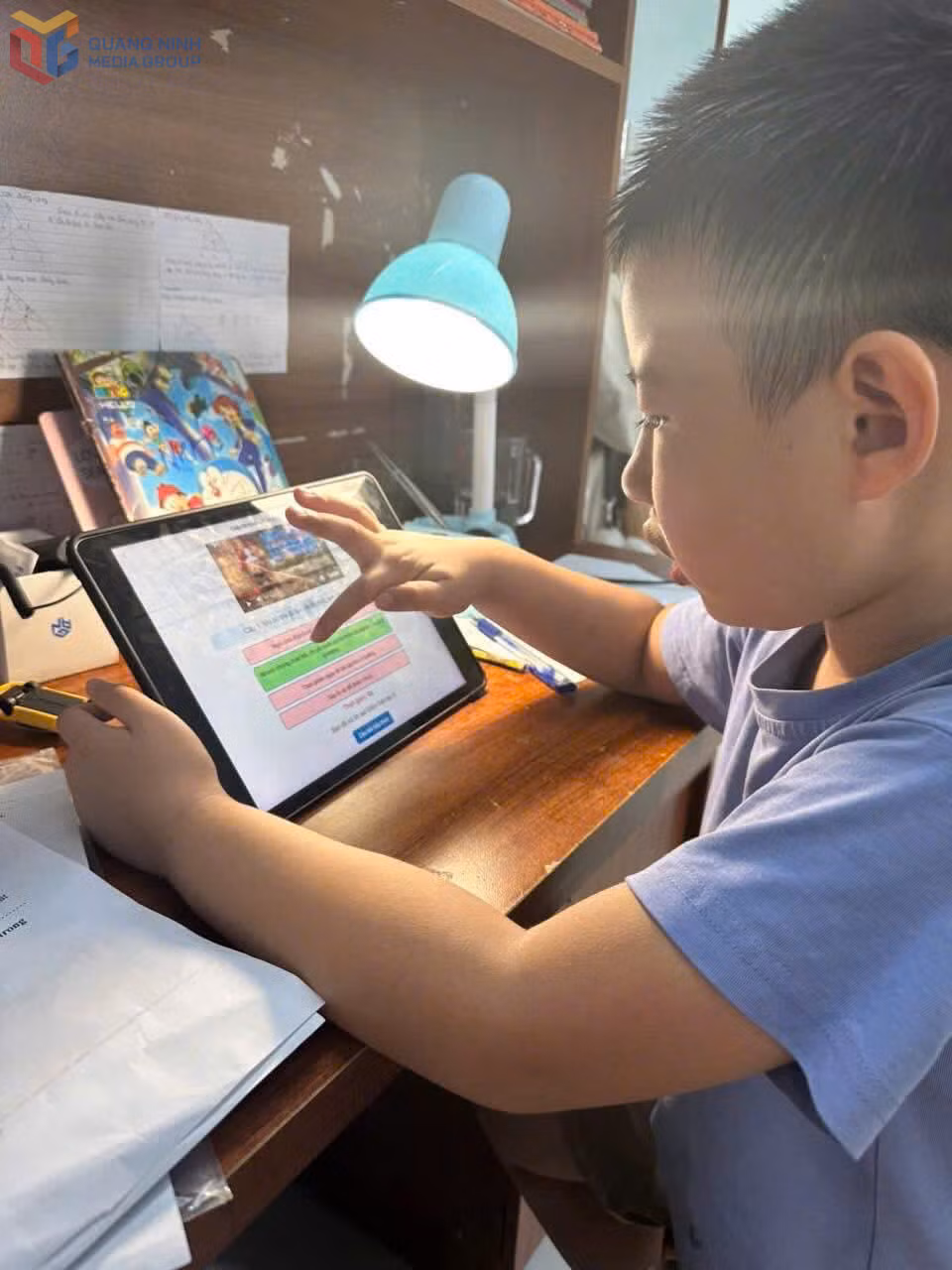Học sinh Trường Tiểu học Hạ Long làm bài trắc nghiệm online tại nhà.