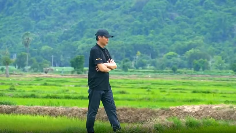 Đạo diễn, Nghệ sĩ Ưu tú Vũ Thành Vinh tại bối cảnh quay phim "Chị ngã em nâng".