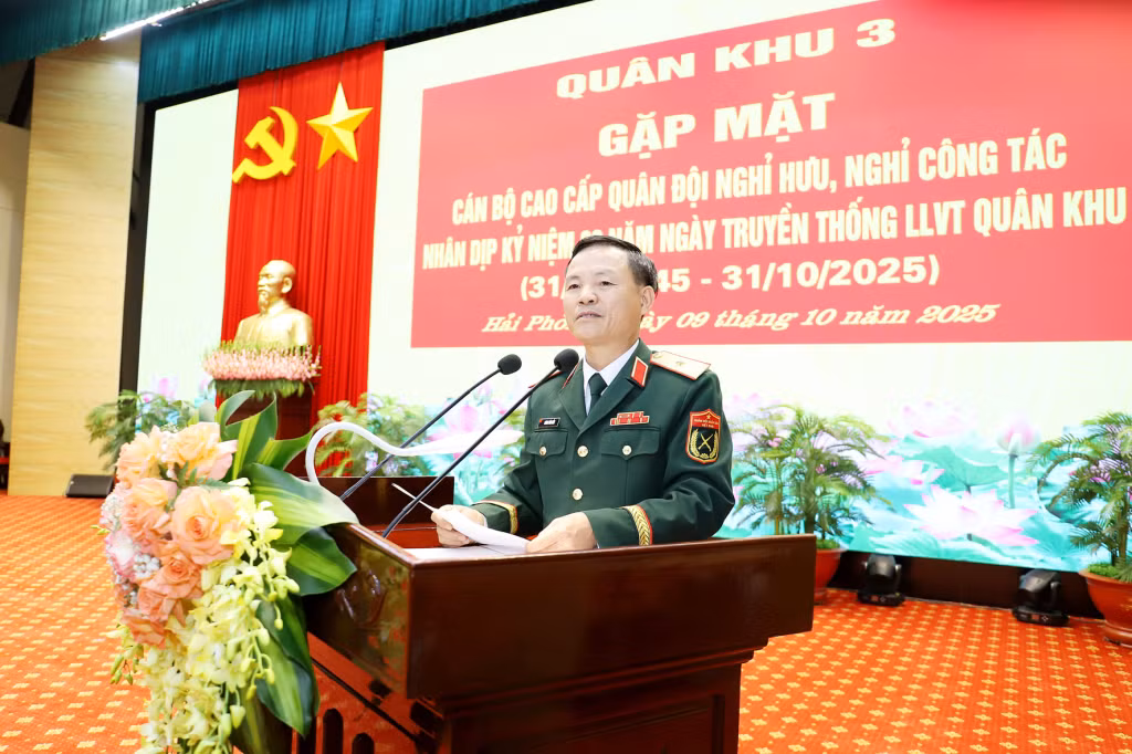 Thiếu tướng Lương Văn Kiểm, Phó Bí thư Đảng ủy, Tư lệnh Quân khu phát biểu tại buổi gặp mặt.