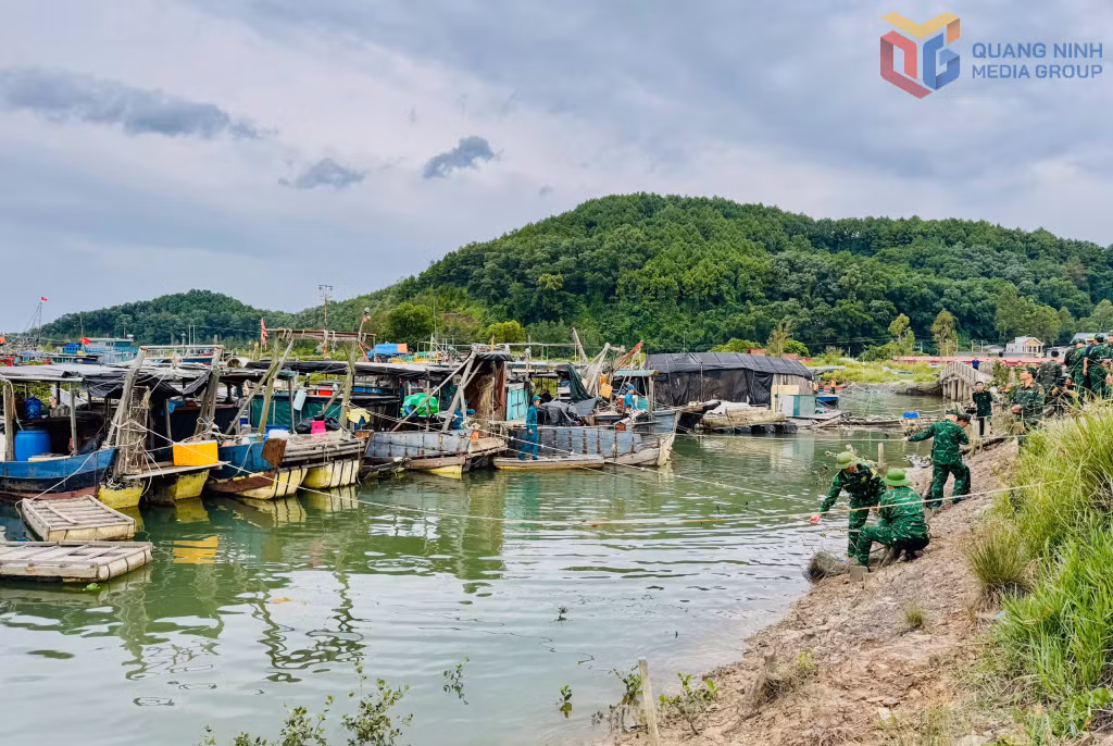 Lực lượng biên phòng hỗ trợ ngư dân chằng buộc tàu thuyền.