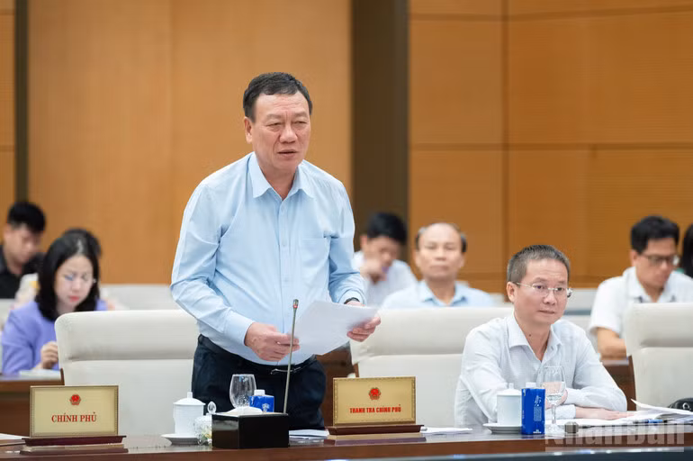 Tổng Thanh tra Chính phủ Đoàn Hồng Phong trình bày tờ trình tại phiên họp. (Ảnh: DUY LINH)