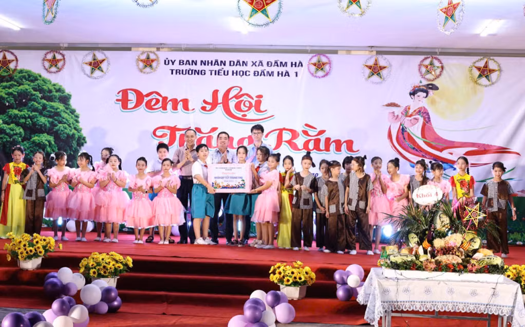 Đồng chí Dương Mạnh Cường, Ủy viên BTV Tỉnh ủy, Chánh Văn phòng Tỉnh ủy; lãnh đạo Sở Văn hóa Thể thao và Du lịch tỉnh tặng quà học sinh trường Tiểu học Đầm Hà 1.
