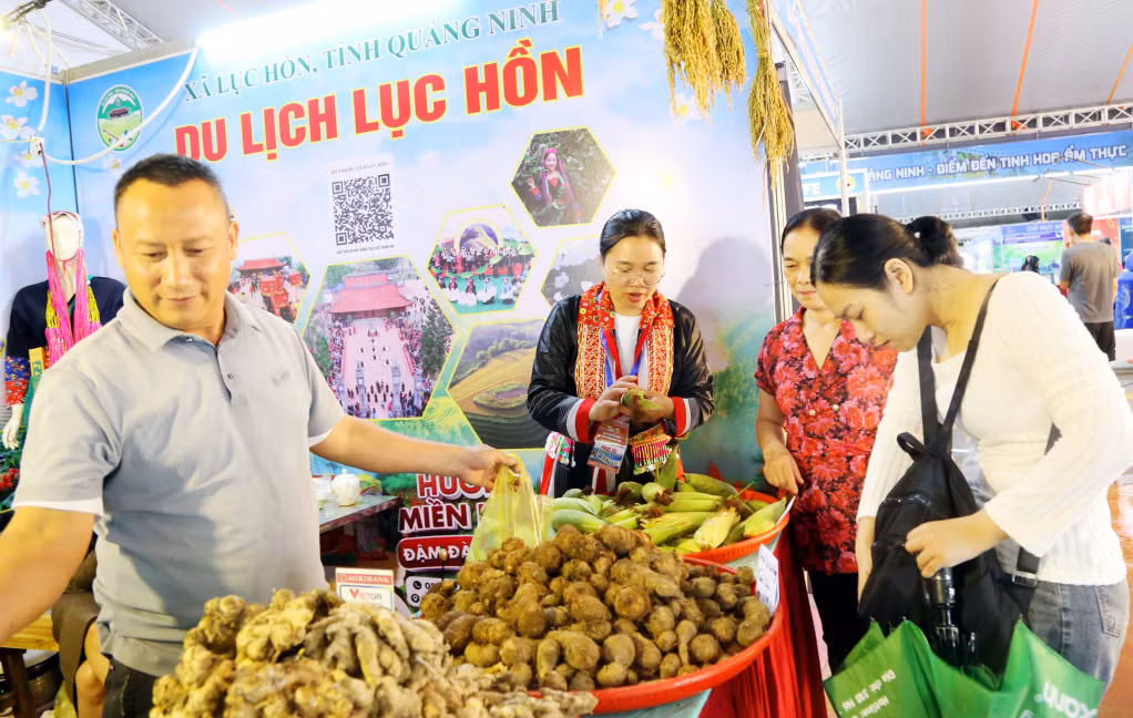 Đồng bào người Dao ở xã Lục Hồn giới thiệu các nông sản như khoai sọ, ngô...