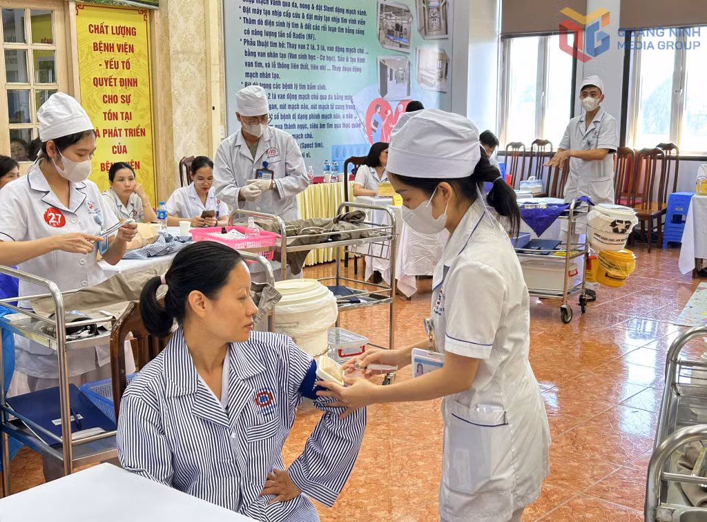 Các điều dưỡng tham gia phần thi thực hành quy trình kỹ thuật trong Hội thi “Điều dưỡng, Hộ sinh, Kỹ thuật viên giỏi năm 2025” do Bệnh viện Đa khoa tỉnh tổ chức.