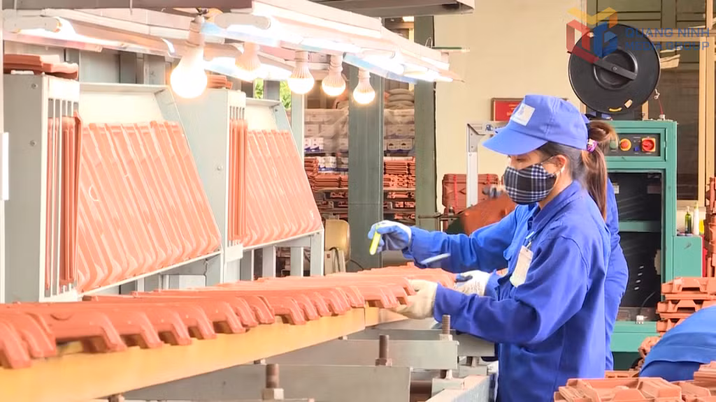 Tổ hợp Công ty Cổ phần Gốm Đất Việt thi đua sáng tạo, làm chủ công nghệ, nâng cao năng suất, chất lượng sản phẩm.