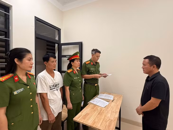 Bùi Đình Chung (áo đen), nguyên Giám đốc Công ty TNHH Thương mại và sản xuất vật liệu xây dựng Đông Dương 3, bị bắt về hành vi “gây ô nhiễm môi trường” - Ảnh: Bộ Công an