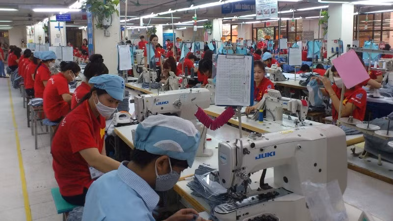 Sản xuất hàng may mặc xuất khẩu tại Tổng công ty May 10.