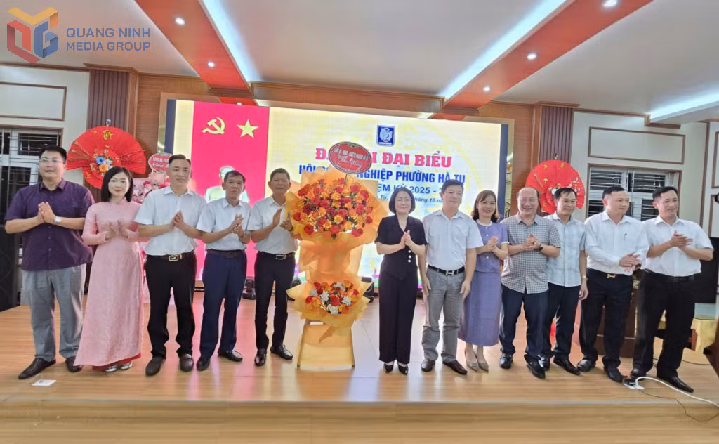 Lãnh đạo phường Hà Tu tặng hoa chúc mừng Đại hội Hội Doanh nghiệp lần thứ I, nhiệm kỳ 2025-2030.