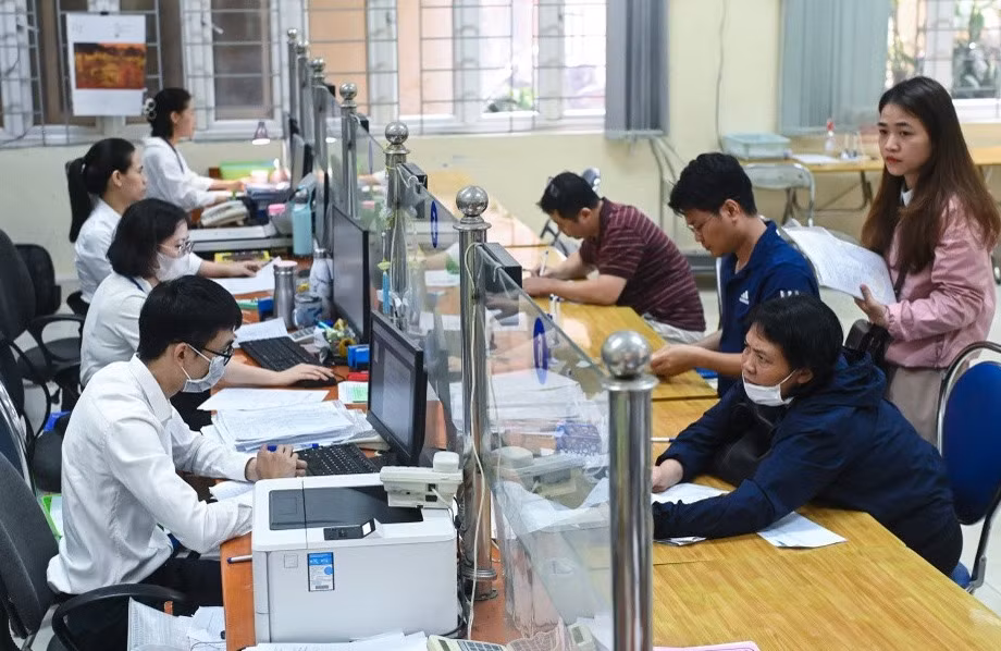 Luật Việc làm 2025 có hiệu lực từ 1/1/2026 sẽ mang đến nhiều thay đổi trong chính sách bảo hiểm với người lao động. Ảnh: Thạch Thảo.