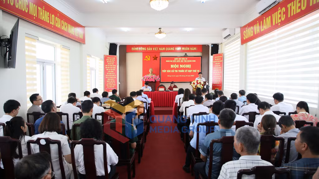 Quang cảnh buổi tiếp xúc cử tri tại điểm cầu trực tiếp tại phường Móng Cái 2 (10-2025). Ảnh: Minh Hà