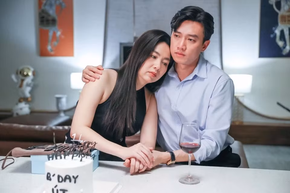Chị ngã em nâng mở màn ở vị trí top 2 phòng vé.