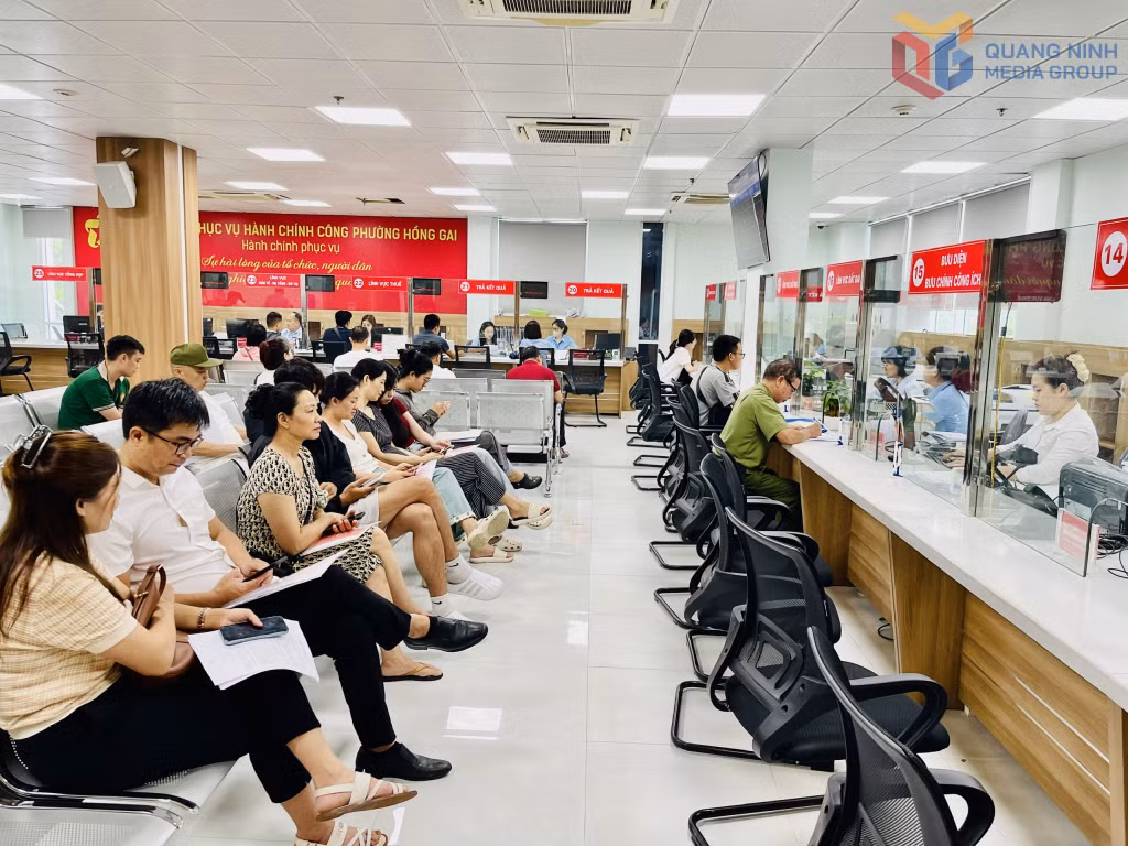 Nhiều thủ tục "phi địa giới" đã được triển khai tại Trung tâm Phục vụ hành chính công phường Hồng Gai.