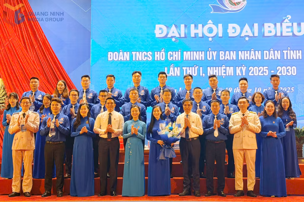 Đảng uỷ UBND tỉnh tặng hoa Ban Chấp hành Đoàn Thanh niên UBND tỉnh.