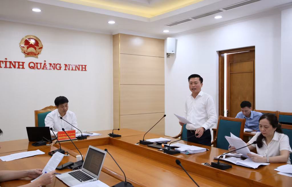 Đại diện các sở, ngành, đơn vị phát biểu đóng góp ý kiến tại cuộc họp.