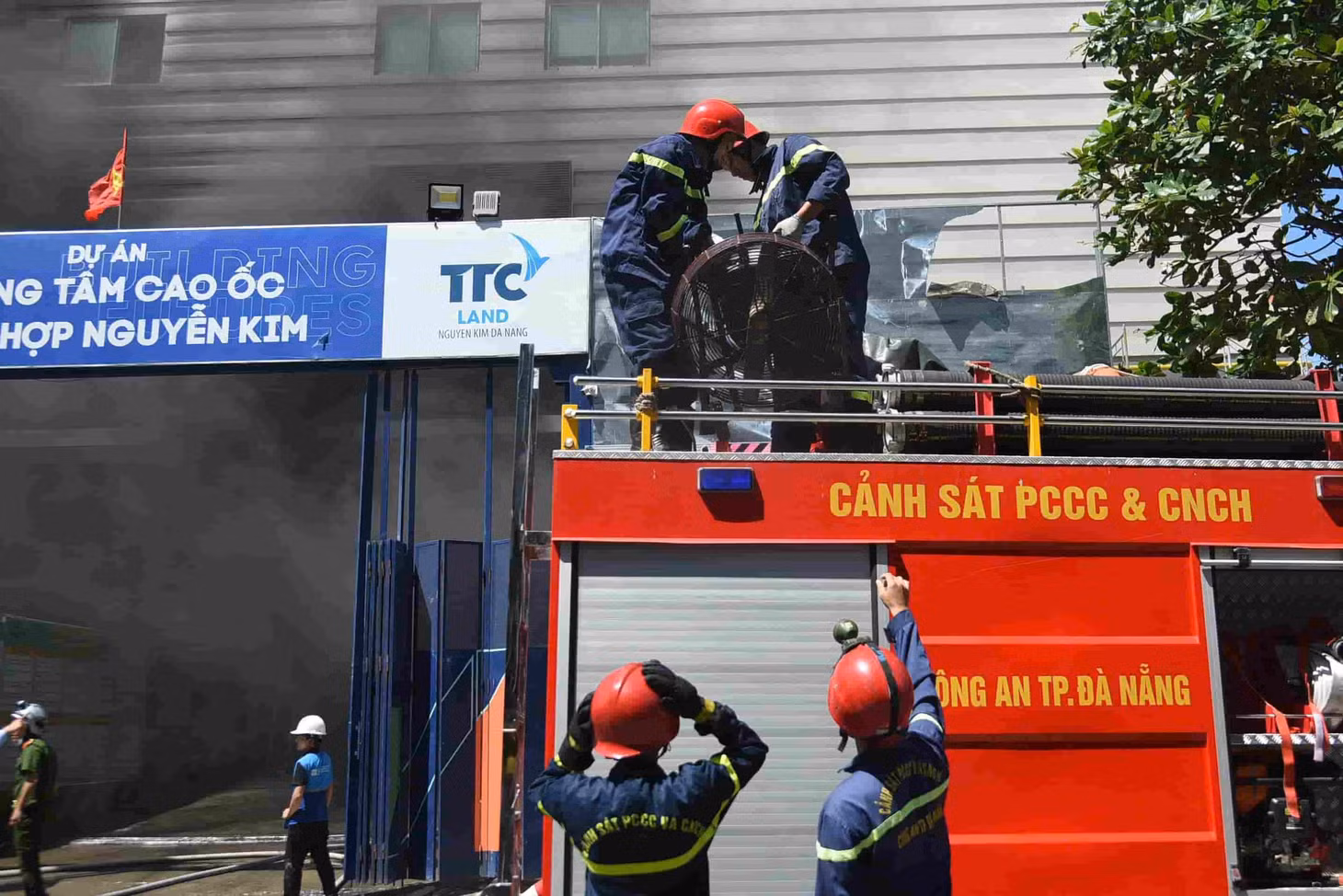 Lực lượng chức năng thực hiện chữa cháy tại hiện trường. Ảnh: Trần Thi