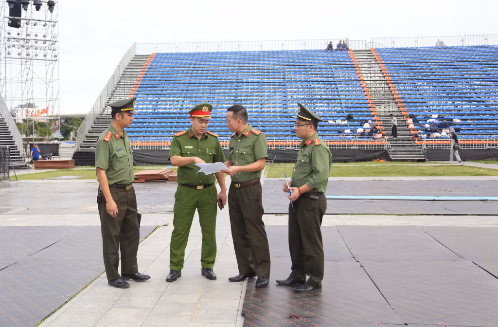 Phòng An ninh chính trị nội bộ (Công an tỉnh) phối hợp với Công an phường Hạ Long ra soát phương án đảm bảo an ninh trật tự khu vực khán đài.