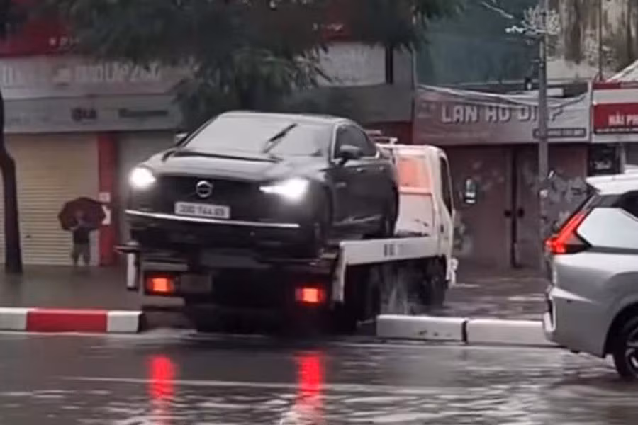 Hình ảnh xe cứu hộ trèo qua dải phân cách trong ngày Hà Nội mưa ngập. Ảnh: Công an cung cấp